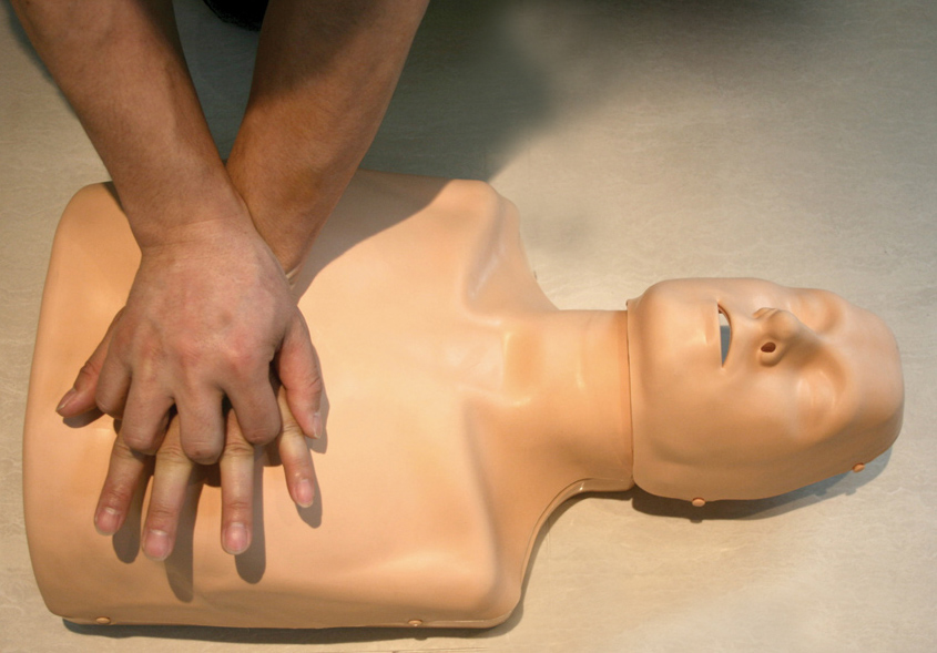 心肺復(fù)蘇培訓(xùn)模擬人胸外按壓手的正確姿勢(shì)